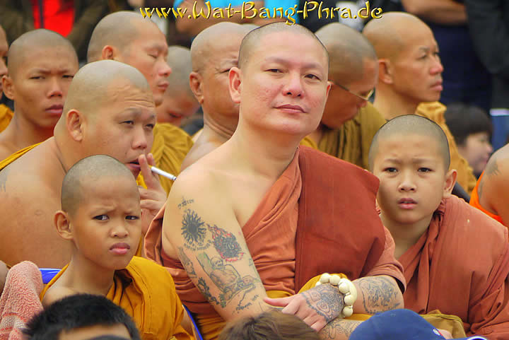 Mönche vom Tattoo Tempel Wat Bang Phra in Thailand