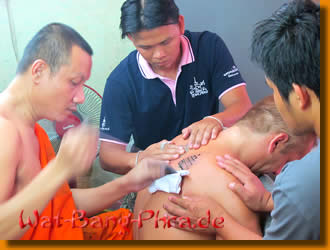 Luang Pi Nunn sticht das Yantra Tattoo