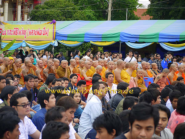 Blick über das Publikum auf die Mönche
