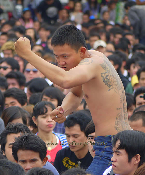 Muay Thai Kämpfer vefällt in Trance
