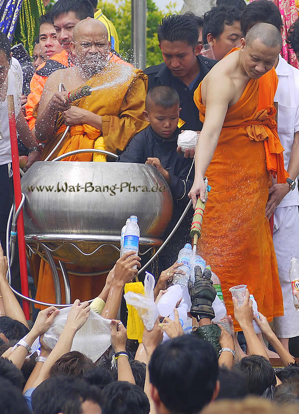 Luang Pi Nunn teilt Weihwasser aus