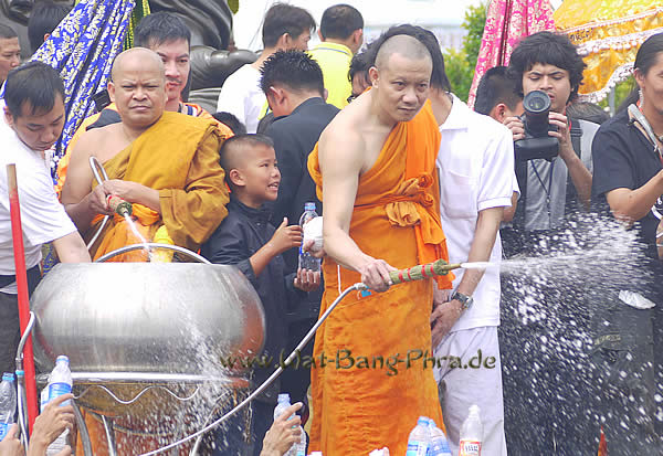 Geweihtes Wasser wird von den Mönchen versprüht