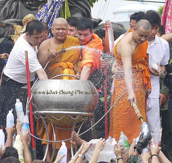 Wie beim Wasserfest Songkran wird mir Wasser gespritzt