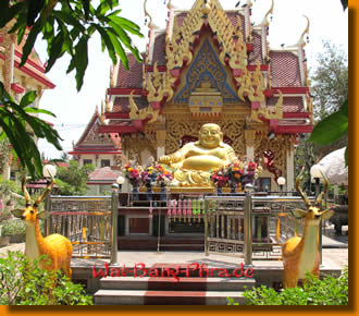 Rehe und ein Chinesischer Buddha im Tattoo Tempel Wat Bang Phra