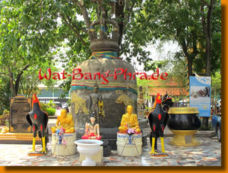 Eine uralte heilige Glocke von Wat Bang Phra Thailand wird von Heiligenfiguren bewacht